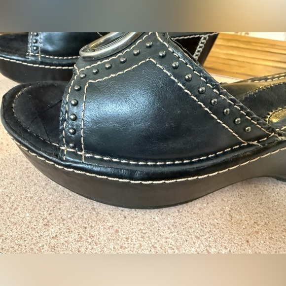 Cowgirl Cute Leather Platform Sandals by Ariat Metal Horseshoe & Lucky Clover - Picture 2 of 10